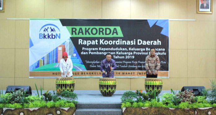 Mewakili Gubernur Bengkulu, Sekda Provinsi Bengkulu Nopian Andusti, SE menghadiri Rapat Koodinasi Daerah Pembangunan Kependudukan dan KB Provinsi Bengkulu (2)