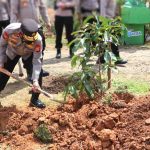 Kunker Ke Seluma, Kapolda Bengkulu Lakukan Penghijauan