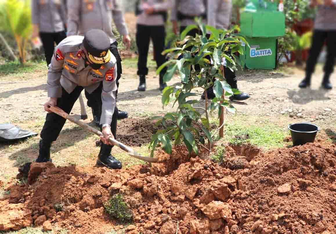 Kunker Ke Seluma, Kapolda Bengkulu Lakukan Penghijauan