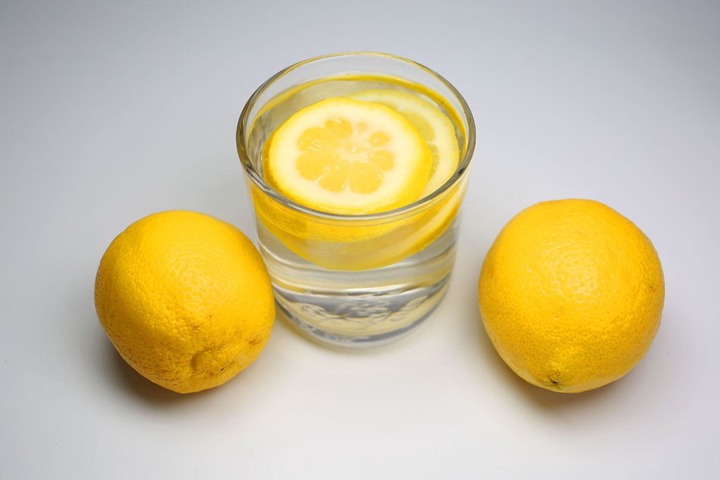Kaum Hawa Harus Tau, Manfaat Minum Air Lemon Hangat Sebelum Tidur