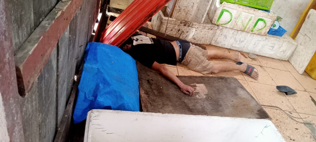 Di temukan tak bernyawa warga pasar bawah di diduga jatuh dari atas Gudang penyimpanan ikan