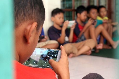 anak-bermain-gadget-4-scaled_copy_457x304