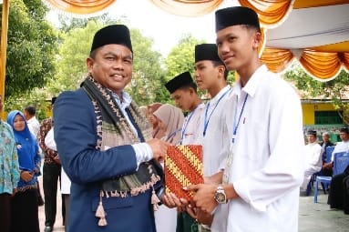 Bupati Sergai Tutup Kegiatan Intensif Tahfidzul Quran Angkatan Pertama di MAN Dolok Masihul
