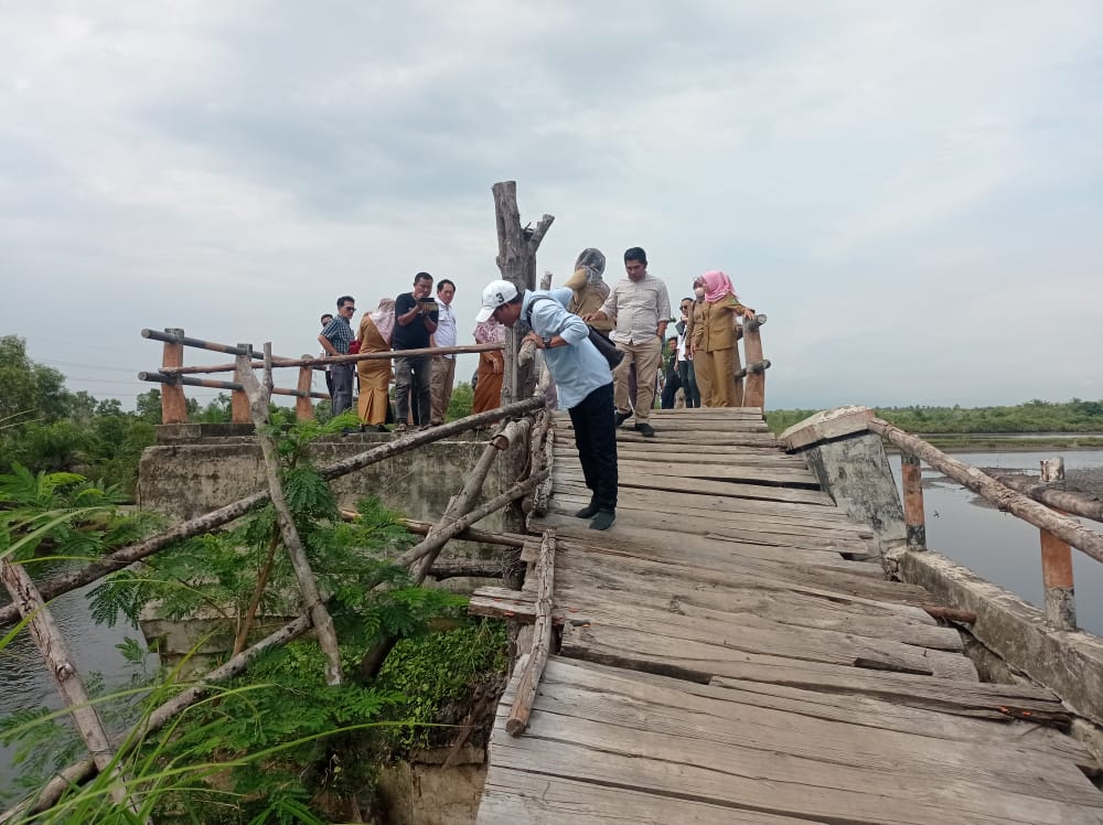 Komisi II DPRD Kota Bengkulu Sidak Jembatan Yang Hampir Putus di Teluk Sepang
