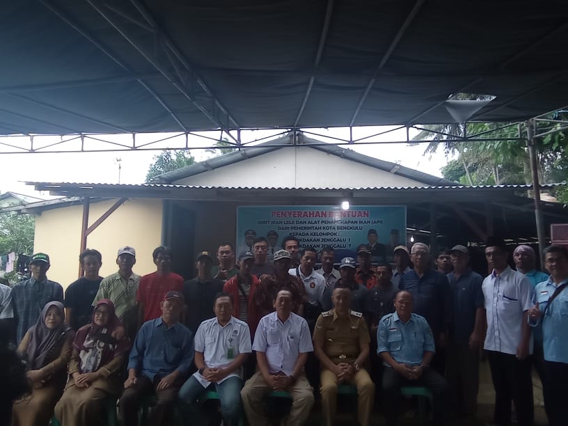 Ketua Komisi II DPRD Kota Bengkulu, Nuzuludin Serahkan Bantuan bibit Ikan dan API Kepada Kelompok Pokdakan