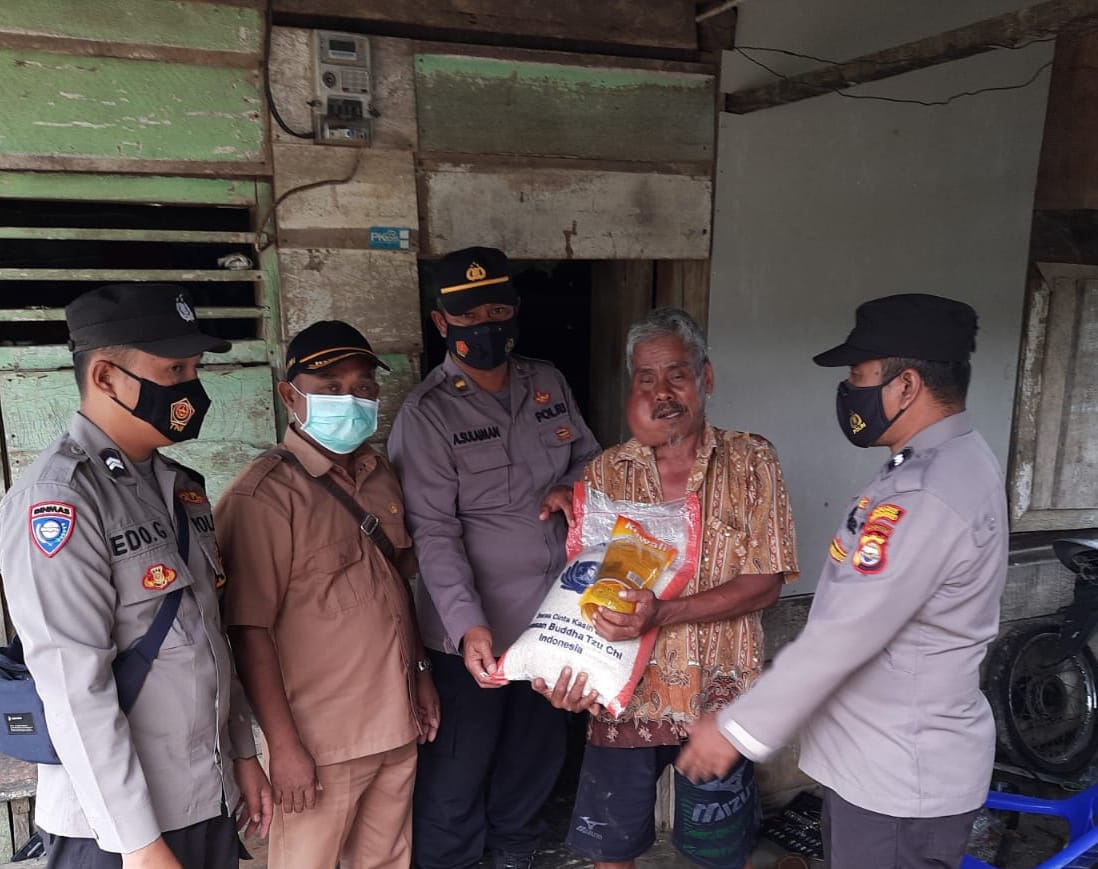 Polsek Mukomuko Selatan Kembali Berikan Bantuan Sembako Kepada Warga yang Sakit