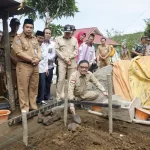 Secara Simbolis Bupati Kepahiang Hidayattullah Sjahid, Peletakan Batu Pertama Bedah Rumah