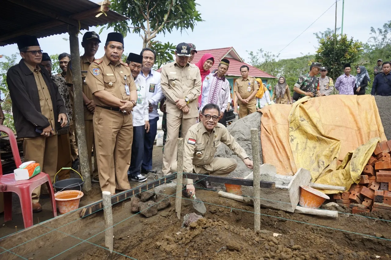 Secara Simbolis Bupati Kepahiang Hidayattullah Sjahid, Peletakan Batu Pertama Bedah Rumah